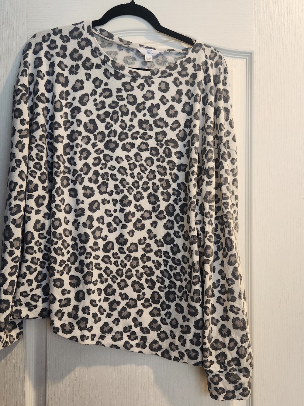 Time and Tru Cream and Gray Leopard Print Long Sleeve Top XL Euc